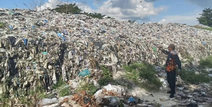 FOTO : IST/MATA KALTENG - Plt Kepala DLH Kotim Marjuki saat pantau TPA di Kotim, 24 April 2025.