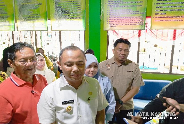 Bupati Barsel Eddy Raya Serahkan Bantuan Banjir Bagi Warga Desa Pamait