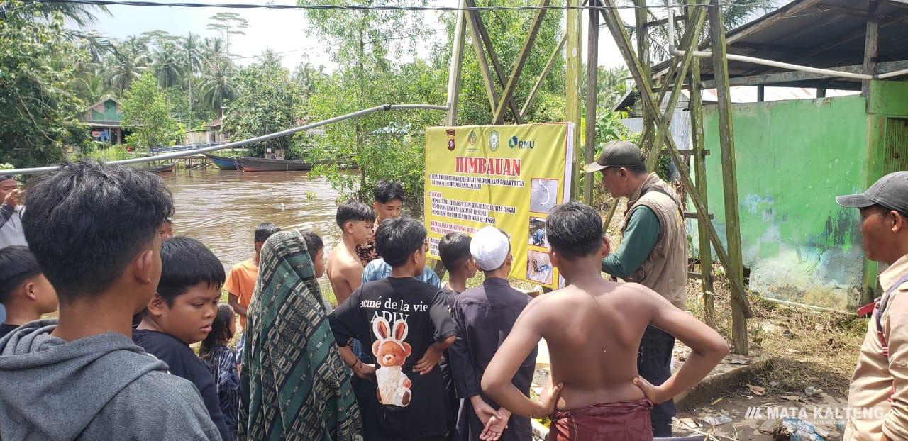 Rawan Serangan, Santri Tetap MCK di Sungai Meski Buaya Besar Sering Mengintai