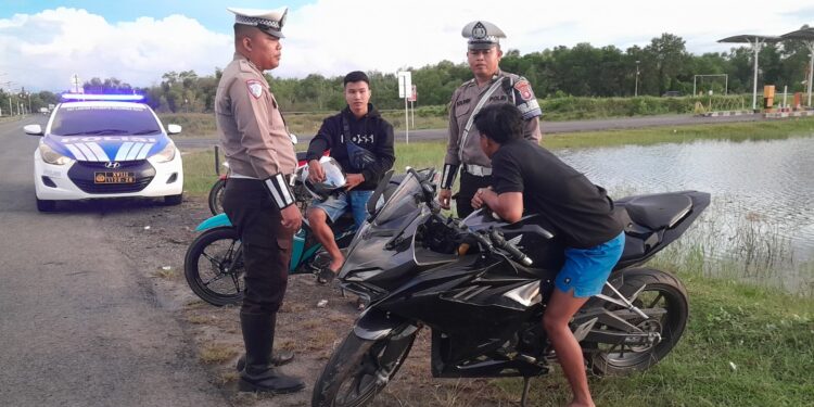 FOTO: MATAKALTENG - Personel Satlantas Polresta Palangka Raya pada saat mengedukasi warga.
