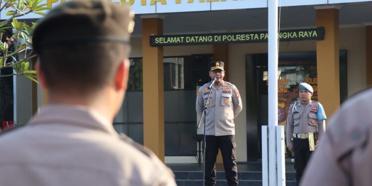 FOTO: MATAKALTENG - Wakapolresta Palangka Raya, AKBP Moch Isharyadi Fitriawan, pada saat menyampaikan arahan kepada warga.