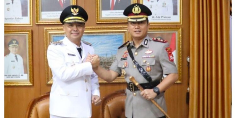 FOTO: IST/MATAKALTENG - Kapolres Barsel AKBP Jacson R. Hutapea dan Bupati Barsel H.Eddy Raya Samsuri di ruang kerja bupati, Jumat 25 April 2025.