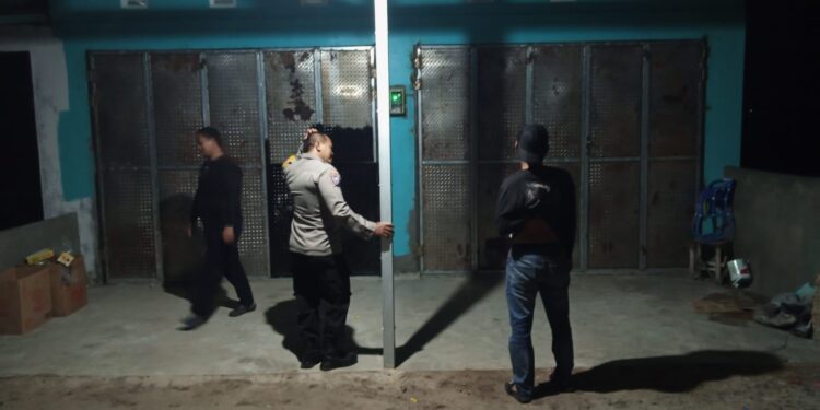 FOTO: MATAKALTENG - Personel Polsek Sabangau, pada saat mendatangi lokasi kejadian.