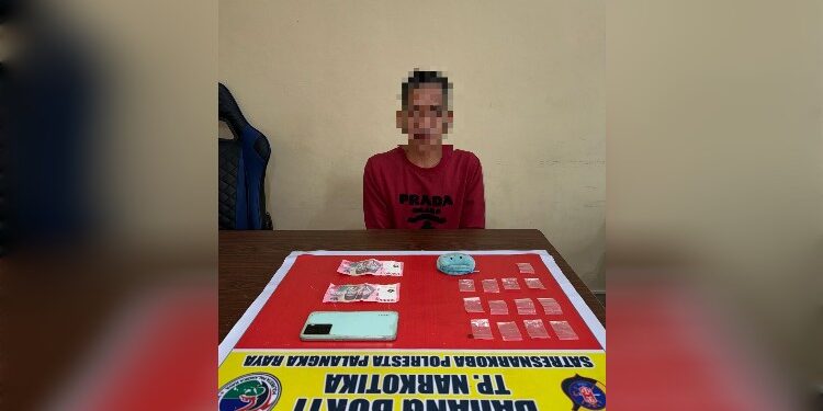FOTO: MATAKALTENG - Terduga pelaku EN beserta barang bukti, pada saat diamankan di Mapolresta Palangka Raya.