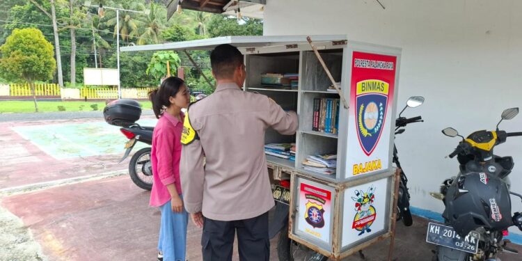 FOTO: MATAKALTENG - Personel Polsek Bukit Batu, pada sat menyediakan motor Bajaka.