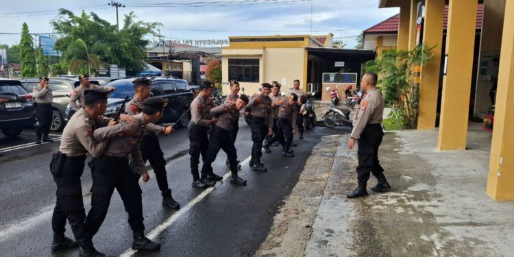 FOTO: MATAKALTENG - Personel Satsamapta Polresta Palangka Raya, pada saat melakukan latihan bela diri.