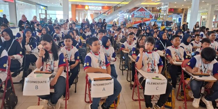 FOTO: DIAN/MATA KALTENG - Kepala Disdik Kotim M Irfansyah saat membuka lomba sempoa dan perebutan piala favorit Bupati Kotim ke-11 di Citimall Sampit, Minggu 27 April 2025.