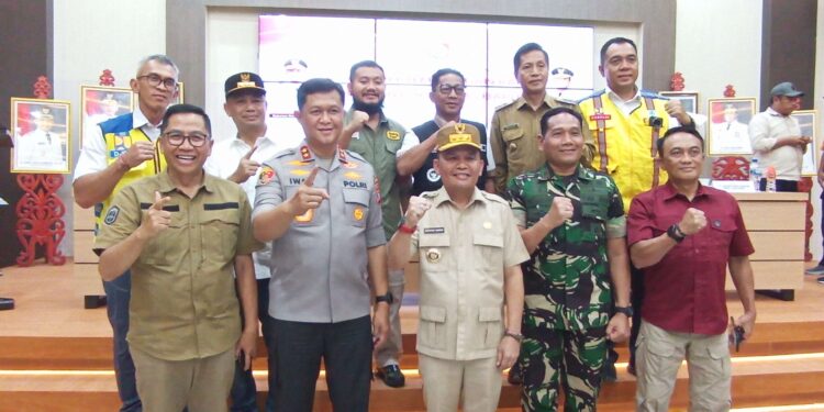 FOTO: MATAKALTENG - Gubernur Kalteng H Agustiar Sabran, bersama Kapolda Kalteng, Dandrem102/Panju Panjung, BupatiBarsel dan unsur Forkopimda Provinsi lainnya.