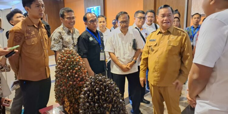 Foto: DIAN/MATA KALTENG - Ketua GAPKI Kalteng bersama bupati Kotim saat sambangi pameran kelapa sawit dalam acara Teknis Kelapa Sawit dan Filed Trip (TKS 2025) di Aquarius Boutique Hotel Sampit, 28 April 2025.