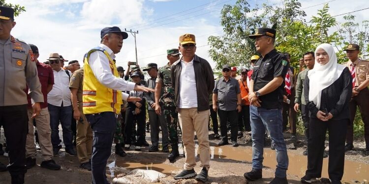 FOTO: IST/MATAKALTENG - Gubernur Kalteng H Agustiar Sabran meninjau beberapa titik lokasi yang terdampak banjir di Kabupaten Barito Selatan.