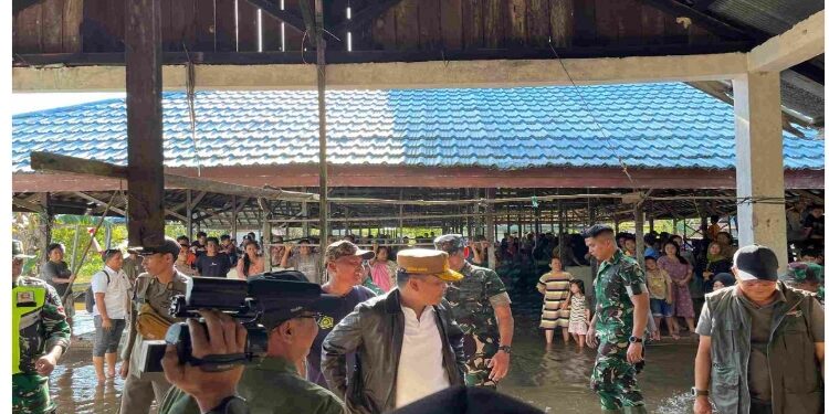 FOTO: IST/MATAKALTENG - Kepala Dinas Energi dan Sumber Daya Mineral (ESDM) Provinsi Kalimantan Tengah Vent Christway (rompi hitam).