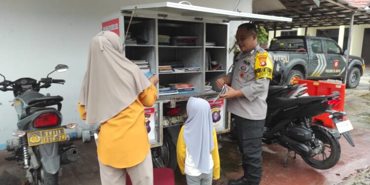 FOTO: MATAKALTENG - Personel Polsek Bukit Batu pada saat menyediakan perpustakaan keliling.