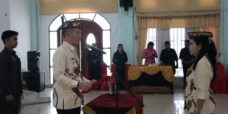 FOTO : DISKOMINFO SANTIK/MATA KALTENG - Bupati Gumas Jaya Samaya Monong ketika melantik Ketua TP-PKK dan Dekranasda Mimie Mariatie Jaya Samaya Monong beserta jajaran pengurus, di GPU Damang Batu, Jumat, 25 April 2025.