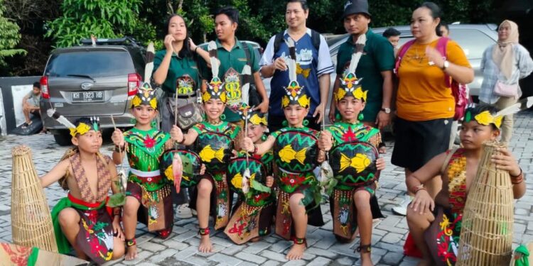 FOTO : SANGGAR DANDANG TINGANG/MATA KALTENG - Salah satu peserta lomba tari kreasi daerah akan tampil, di RTH Air Terjun Batu Mahasur Kuala Kurun, Minggu, 27 April 2025.