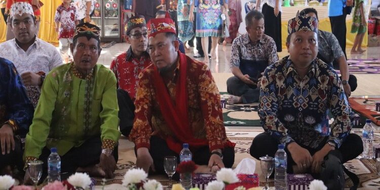 FOTO : MATAKALTENG - Bupati Saiful didampingi Ketua TP PKK Katingan saat safari Nyepi Tahun Baru Saka, di Kecamatan Tasik Payawan.