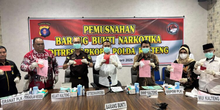 FOTO: MATAKALTENG - Jajaran Ditresnarkoba Polda Kalteng, pada saat menunjukkan barang bukti sabu.