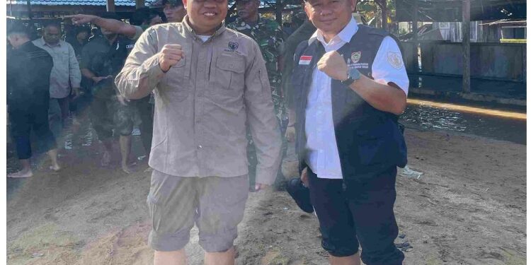 FOTO: IST/MATAKALTENG - Kepala Dinas Energi dan Sumber Daya Mineral (ESDM) Provinsi Kalimantan Tengah Vent Christway (rompi hitam).