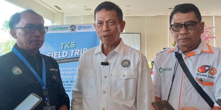 Foto:MATA KALTENG - Ketua GAPKI Kalteng Syaiful Panigoro, (tengah).