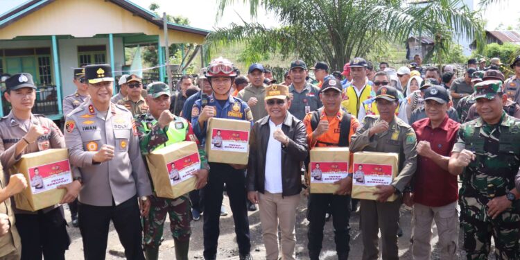 FOTO: MATAKALTENG - Kapolda Kalteng, Irjen Pol Iwan Kurniawan, bersama Gubernur Kalteng, Agustiar Sabran, pada saat foto bersama usai menyalurkan bantuan kepada korban banjir.