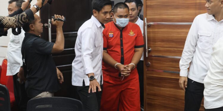 FOTO: MATAKALTENG - Terduga pelaku pada saat digiring untuk dihadirkan dalam konferensi pers di Mapolda Kalteng.