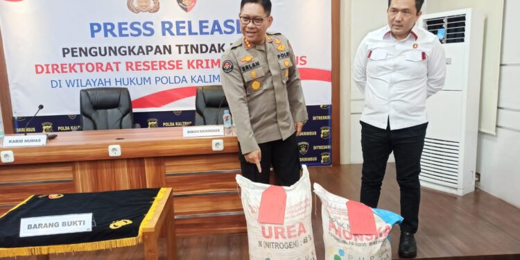 FOTO: MATAKALTENG - Kabid Humas Polda Kalteng, Kombes Pol Erlan Munaji, pada saat menunjukkan barang bukti pupuk Urea.