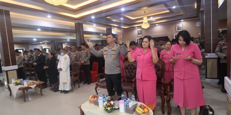 FOTO: MATAKALTENG - Kapolda Kalteng, Irjen Pol Iwan Kurniawan, pada saat melaksanakan ibadah Paskah di Mapolda Kalteng.