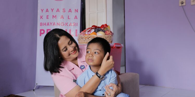 FOTO: MATAKALTENG - Ketua Bhayangkari Pengurus Daerah Kalteng, Ny. Drg. Irene Iwan Kurniawan, pada saat menjenguk keluarga anggota Polri yang sakit.