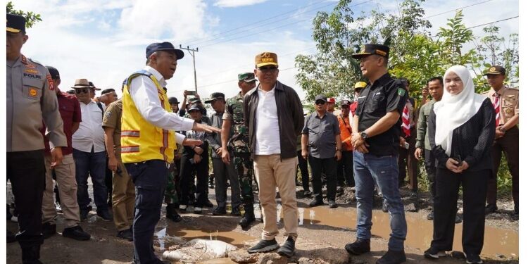 FOTO: IST/MATAKALTENG - Gubernur Kalimantan Tengah H. Agustiar Sabran dalam peninjauan sejumlah titik lokasi terdampak banjir di Kabupaten Barito Selatan.