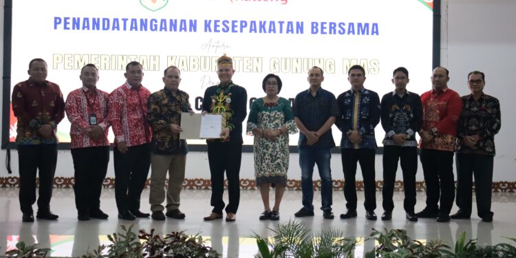 FOTO : DISKOMINFO SANTIK/MATA KALTENG - Bupati Gumas Jaya Samaya Monong dan Pimpinan Bank Kalteng Cabang Kuala Kurun Soleman Hukubun ketika menunjukkan perjanjian kerjasama KKPD yang sufah ditandatangani, di GPU Damang Batu, pekan lalu.