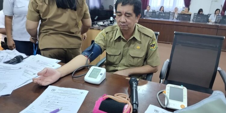 FOTO : DISKOMINFO SANTIK/MATA KALTENG - Para ASN setda menjalani pemeriksaan kesehatan, di ruang rapat lantai 1, Selasa, 29 April 2025.