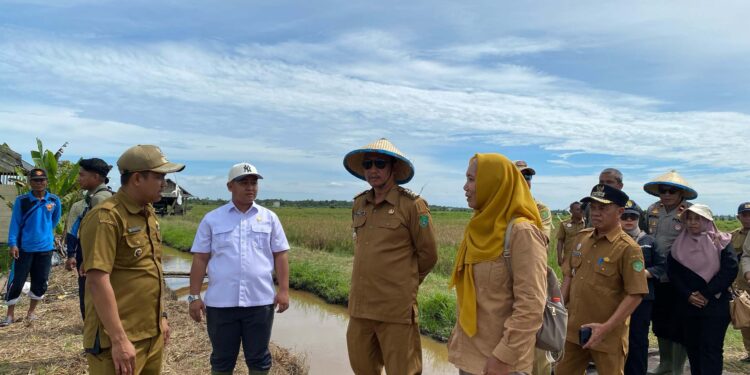 FOTO : MATAKALTENG - Bupati Sukamara, Masduki saat berkunjung ke Kecamatan Pantai Lunci.