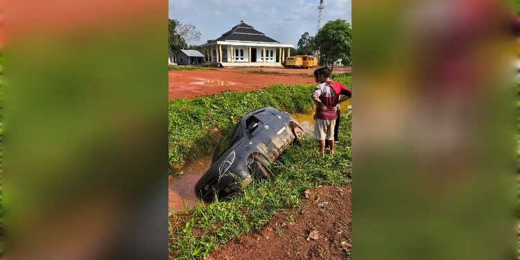 FOTO; IST/MATAKALTENG - Terlihat mobil minibus saat terperosok ke parit di Jalan Tjilik Riwut KM 45, Desa Luwuk Ranggan, Kecamatan Cempaga, Kotim. Selasa, 29 April 2025.
