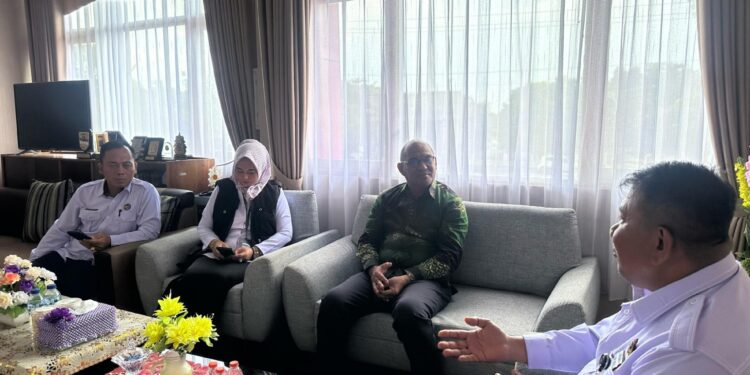 FOTO: IST/MATAKALTENG- Kakanwil Ditjenpas Kalteng saat menerima Audiensi Pemkab Seruyan.