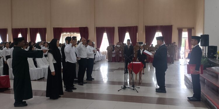 FOTO : MATAKALTENG - Bupati Katingan Saiful, saat melaksanakam prosesi pelantikan ASN di Gedung Salawah Kota Kasongan.