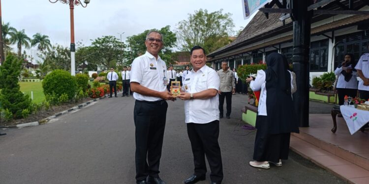 Foto: IST/MATA KALTENG - Bupati Kotawaringin Timur Halikinnor menyerahkan cindera mata untuk Pj Sekda Sanggul Lumban Gaol yang pensiun, Rabu, 30 April 2025.