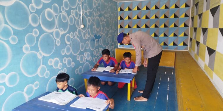 FOTO: IST/MATAKALTENG - Terlihat anak-anak sedang membaca dan belajar di Pondok Baca Melek Huruf (PBMH) milik Ditpolairud Polda Kalimantan Tengah.