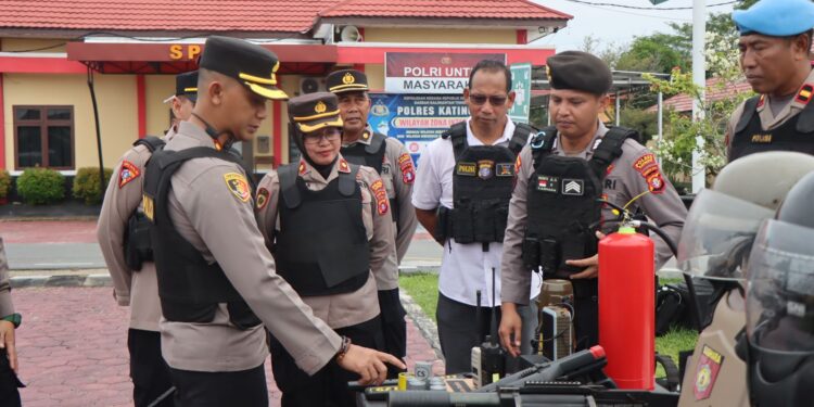 FOTO: MATAKALTENG - Suasana saat apel gelar personel dan sarana prasarana di halaman Mapolres Katingan.