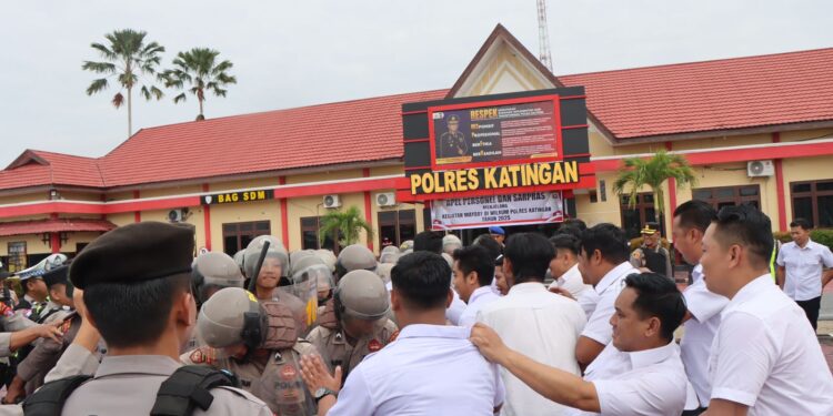 FOTO : MATAKALTENG - Jajaran Polres Katingan saat latihan.