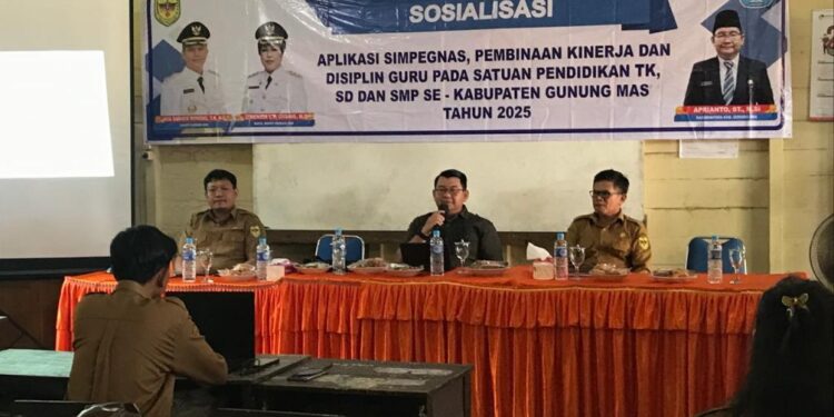 FOTO : DISDIKPORA GUMAS/MATA KALTENG - Suasana sosialisasi terkait penggunaan aplikasi simpegnas serta pembinaan kinerja dan disiplin bagi guru, pekan lalu.
