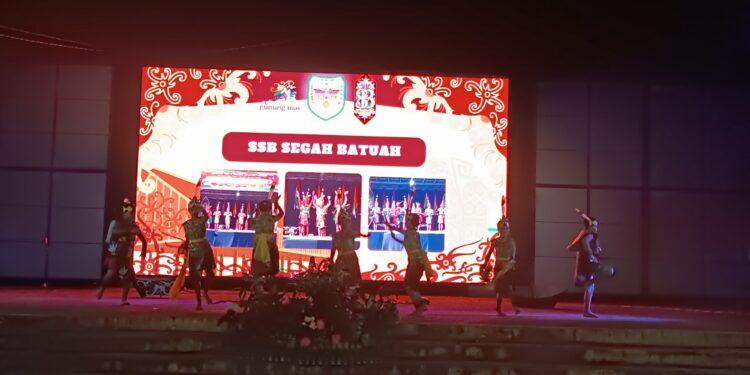 FOTO : DISBUDPAR GUMAS/MATA KALTENG - Para penari ketika tampil pada pergelaran Gunung Mas menari, di Taman Kota Kuala Kurun, Selasa, 29 April 2025 malam.