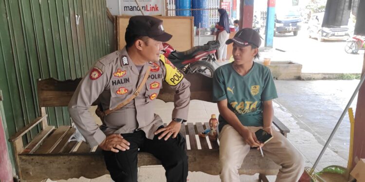 FOTO : HUMAS POLRES GUMAS/MATA KALTENG - Bhabinkamtibmas Polres Gumas ketika berbincang dengan warga untuk memberi imbauan kamtibmas, Rabu, 30 April 2025.