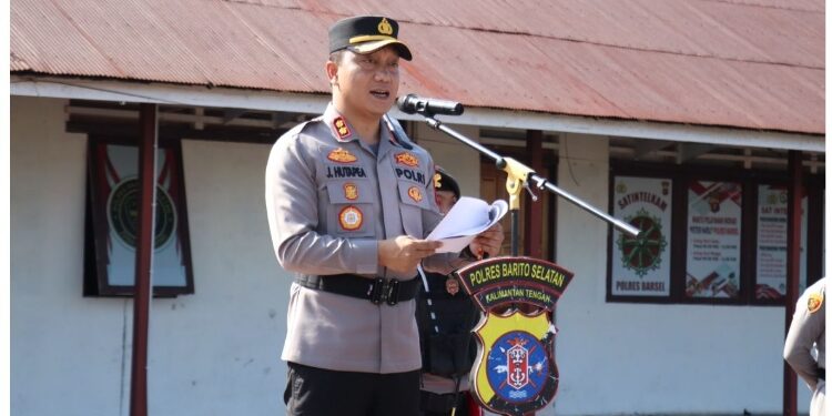 FOTO: IST/MATAKALTENG - AKBP Jecson R.Hutapea, S.I.K,.M.H saat sampaikan sambutannya pada gelaran Apel Gabungan KAMTIBMAS Hari Buruh Internasional di Buntok Kabupaten Barito Selatan.
