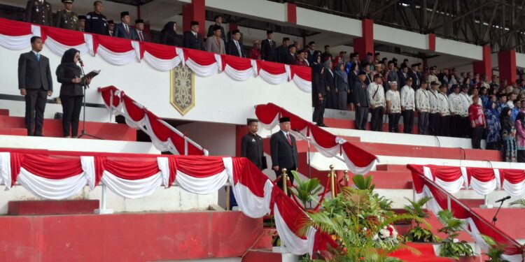 Foto: DIAN/MATA KALTENG - Upacara Peringatan Hari Otonomi Daerah XXIX dan Hari Pendidikan Nasional Tahun 2025 Kab. Kotim di Stadion Olahraga 29 November Sampit, 2 Mei 2025.