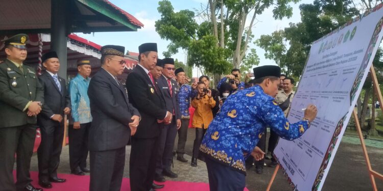 Foto : MATAKALTENG - Penandatangan komitmen dukungan penyelenggaraan Sistem Penerimaan Siswa Baru (SPSB) usai upacara Hardiknas di halaman kantor bupati Sukamara.