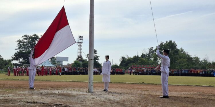 Foto:DIAN/MATA KALTENG - Upacara Peringatan Hari Otonomi Daerah XXIX dan Hari Pendidikan Nasional Tahun 2025 Kabupaten Kotim di Stadion Olahraga 29 November Sampit, 2 Mei 2025.