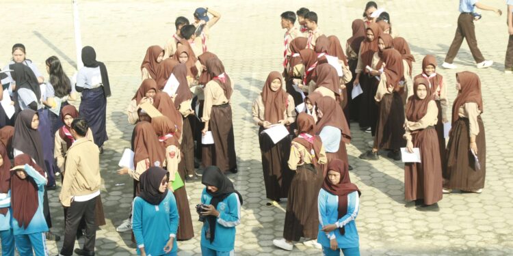 Foto:IST/MATA KALTENG - Penampilan klub English drama SMPN 1 Sampit dalam rangka memperingati Hardiknas 2025.