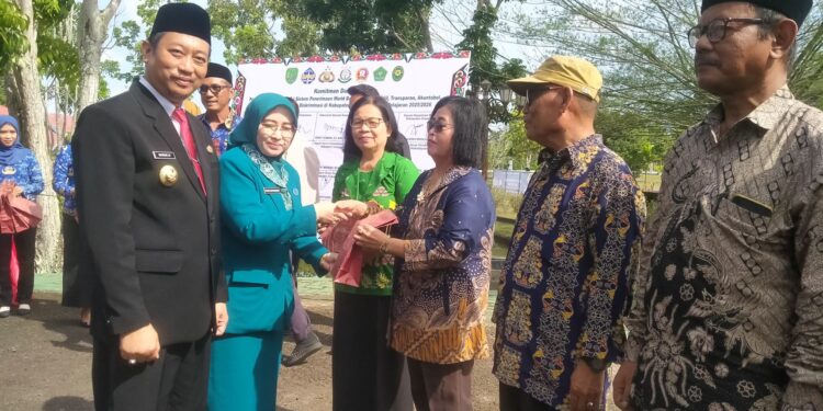 Foto : MATAKALTENG - Bupati Sukamara, Masduki menyerahkan tali asih kepada pensiunan tenaga pendidikan yang ada di Kabupaten Sukamara pada peringatan Hardiknas.
