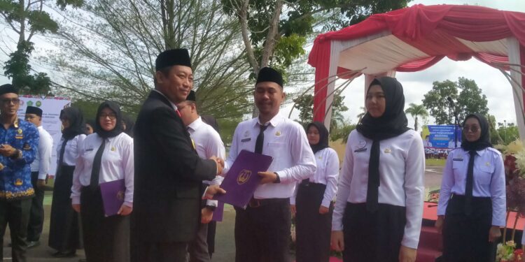 Foto : MATAKALTENG - Bupati Sukamara menyerahkan SK CPNS kepada 26 calon pegawai negeri sipil Usai peringatan Hari Otonomi Daerah dan Hardiknas.
