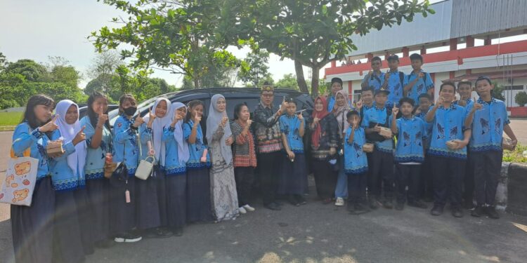Foto:DIAN/MATA KALTENG - Jajaran guru SMPN 1 Sampit usia mengikuti upacara Hardiknas, 2 Mei 2025.