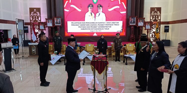 Foto:DIAN/MATA KALTENG - Pelantikan dan Pengambilan Sumpah/Janji Jabatan Lingkup Kabupaten Kotim di Aula Rujab Bupati Kotim, 2 Mei 2025.